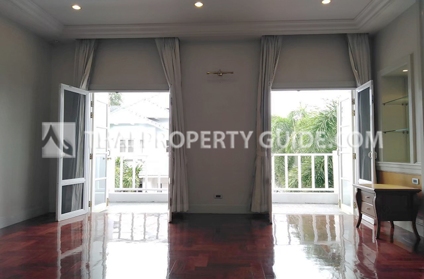 House with Shared Pool in Bangnatrad 